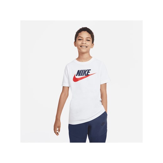 Bawełniany T-shirt dla dużych dzieci Nike Sportswear - Biel ze sklepu Nike poland w kategorii T-shirty chłopięce - zdjęcie 161526422
