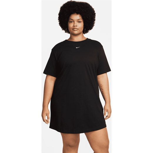 Damska sukienka typu T-shirt z krótkim rękawem Nike Sportswear Essential (duże rozmiary) - Czerń ze sklepu Nike poland w kategorii Sukienki - zdjęcie 161526891
