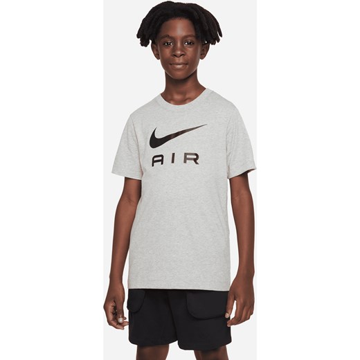 T-shirt dla dużych dzieci (chłopców) Nike Sportswear - Szary ze sklepu Nike poland w kategorii T-shirty chłopięce - zdjęcie 161527004
