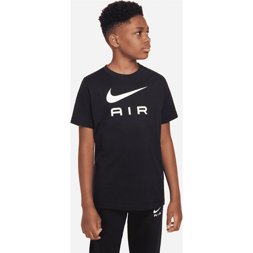 T-shirt dla dużych dzieci (chłopców) Nike Sportswear - Czerń ze sklepu Nike poland w kategorii T-shirty chłopięce - zdjęcie 161527712