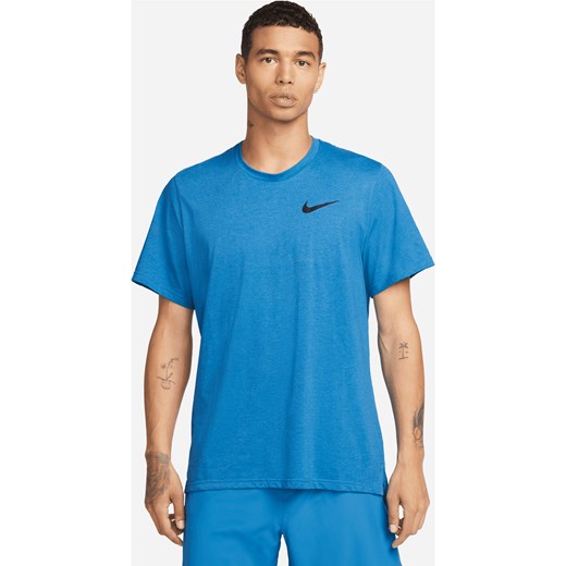 T-shirt męski niebieski Nike z krótkim rękawem w sportowym stylu 