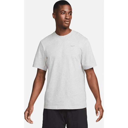Męska uniwersalna koszulka z krótkim rękawem Dri-FIT Nike Primary - Szary ze sklepu Nike poland w kategorii T-shirty męskie - zdjęcie 161610144