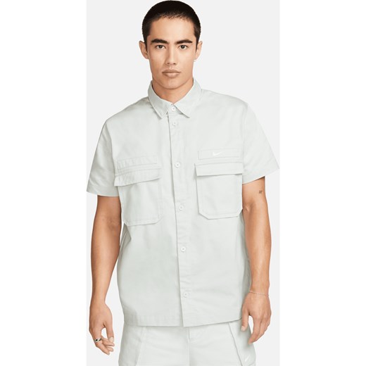 Męska tkana koszula wojskowa z krótkim rękawem i zapięciem na guziki Nike Life - Szary ze sklepu Nike poland w kategorii Koszule męskie - zdjęcie 161610203