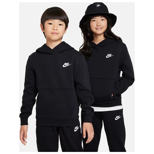 Bluza z kapturem dla dużych dzieci Nike Sportswear Club Fleece - Czerń ze sklepu Nike poland w kategorii Bluzy chłopięce - zdjęcie 161610741