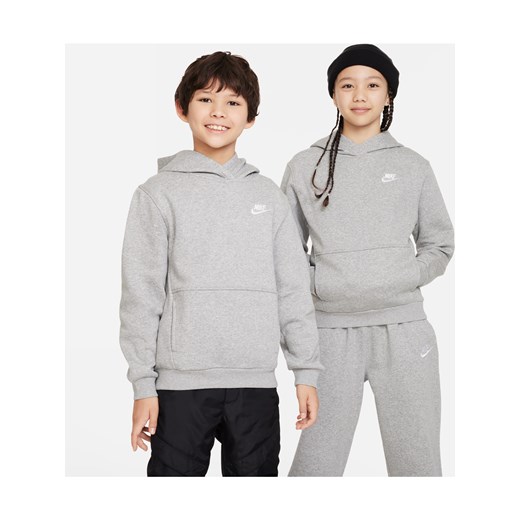 Bluza z kapturem dla dużych dzieci Nike Sportswear Club Fleece - Szary ze sklepu Nike poland w kategorii Bluzy chłopięce - zdjęcie 161610860