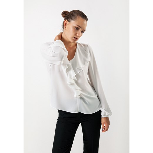 Biała lekko transparentna bluzka z żabotem ze sklepu Molton w kategorii Bluzki damskie - zdjęcie 161638134