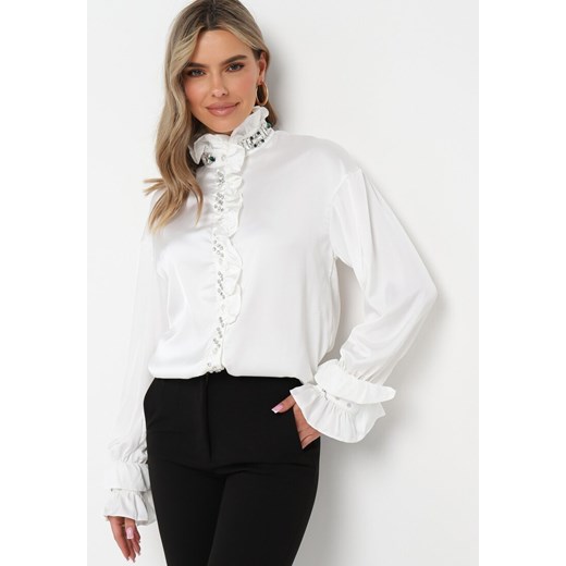 Biała Koszula z Satynowej Tkaniny ze Stójką i Falbankami oraz Cyrkoniami Odello ze sklepu Born2be Odzież w kategorii Koszule damskie - zdjęcie 161655190