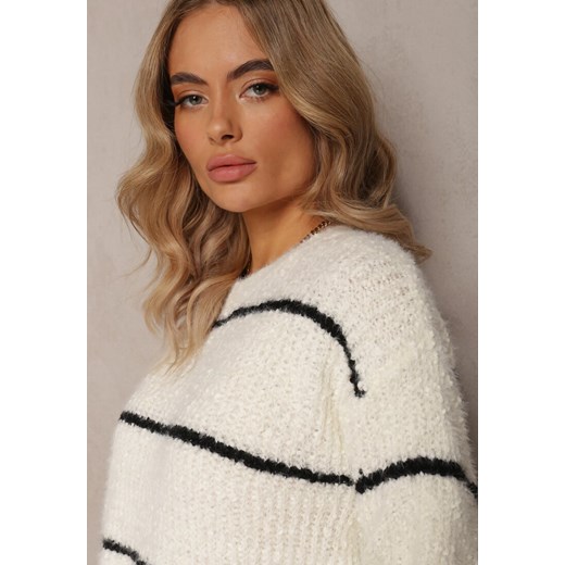 Biały Puchaty Sweter z Bawełną i Wełną w Cienkie Paski Zepirane Renee S promocyjna cena Renee odzież