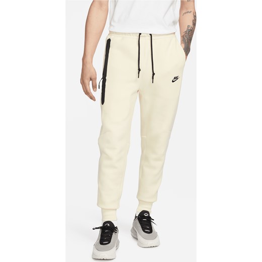 Joggery męskie Nike Sportswear Tech Fleece - Biel ze sklepu Nike poland w kategorii Spodnie męskie - zdjęcie 161708333
