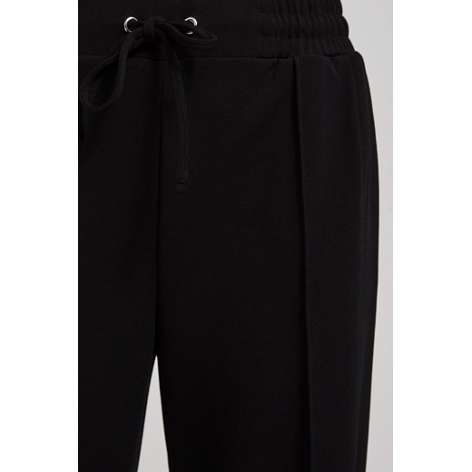 Spodnie z szerokimi nogawkami i wiązaniem w talii czarne ze sklepu Moodo.pl w kategorii Spodnie damskie - zdjęcie 161808622