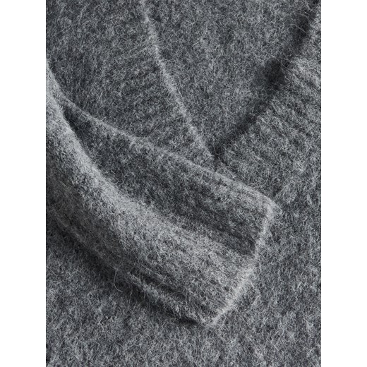 Sweter damski Reserved z dekoltem w literę v 