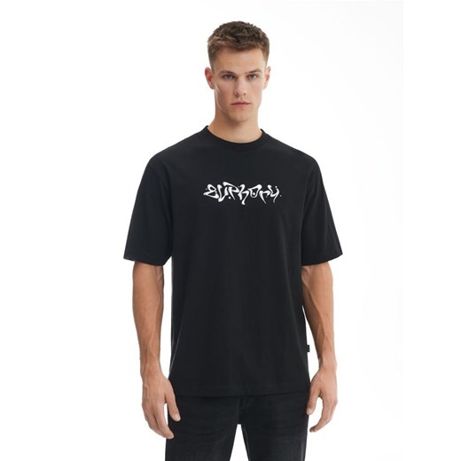 Cropp - Czarny t-shirt z kontrastowym nadrukiem - czarny ze sklepu Cropp w kategorii T-shirty męskie - zdjęcie 162054362