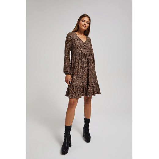 Wzorzysta sukienka z falbaną L Moodo.pl