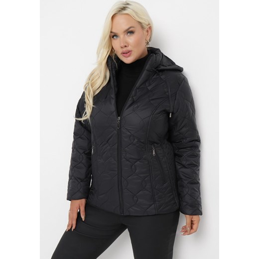 Czarna Modnie Pikowana Kurtka z Kapturem i Kieszeniami Simo 5XL okazja Born2be Odzież