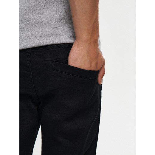 Czarne jeansy carrot fit z kieszeniami chino - Czarny House 32/34 House