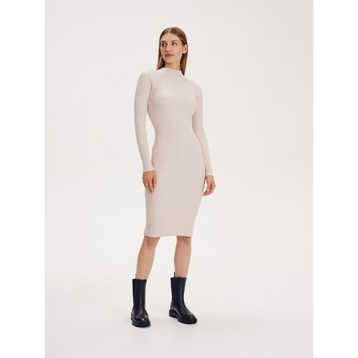 Sukienka Reserved midi z wiskozy z długim rękawem na spacer z okrągłym dekoltem 