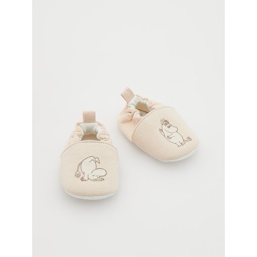 Reserved - Miękkie kapcie Moomin - beżowy ze sklepu Reserved w kategorii Buciki niemowlęce - zdjęcie 162214904