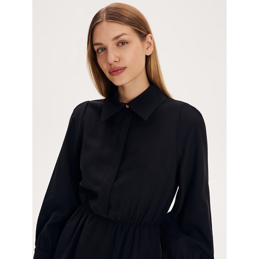 Sukienka Reserved czarna na lato z długim rękawem koszulowa z tkaniny 