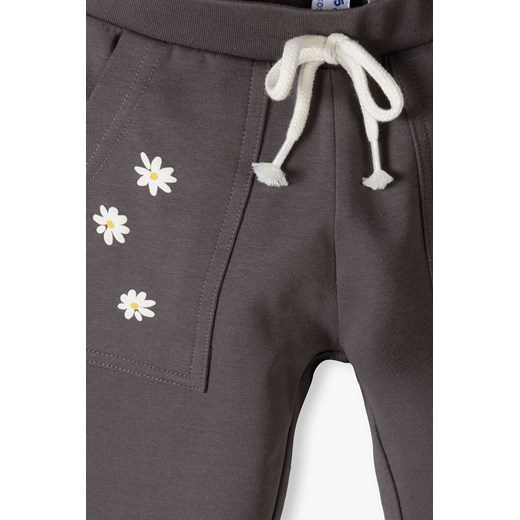 Dzianinowe spodnie dziewczęce - szare z ozdobnymi kwiatkami 5.10.15. 134 okazyjna cena 5.10.15
