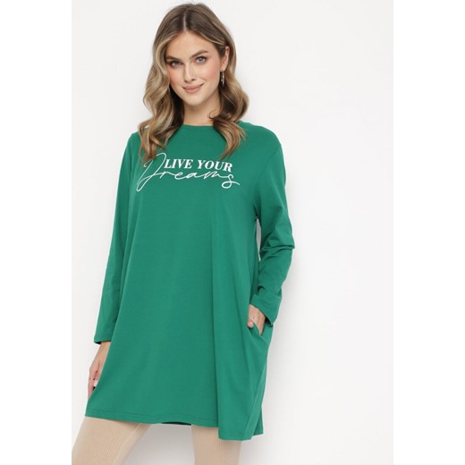 Zielona Bawełniana Tunika Ozdobiona Napisem Carsandra ze sklepu Born2be Odzież w kategorii Bluzki damskie - zdjęcie 162346370