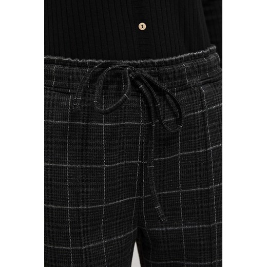 Spodnie w kratę czarne ze sklepu Moodo.pl w kategorii Spodnie damskie - zdjęcie 162354630