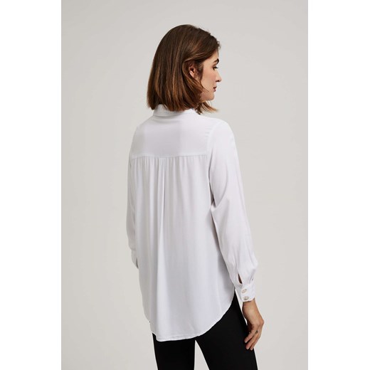 Koszula z ozdobnymi guzikami na dekolcie i rękawach biała ze sklepu Moodo.pl w kategorii Koszule damskie - zdjęcie 162354740