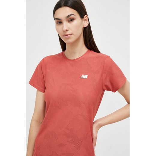 New Balance t-shirt do biegania Q Speed kolor czerwony ze sklepu ANSWEAR.com w kategorii Bluzki damskie - zdjęcie 162358482