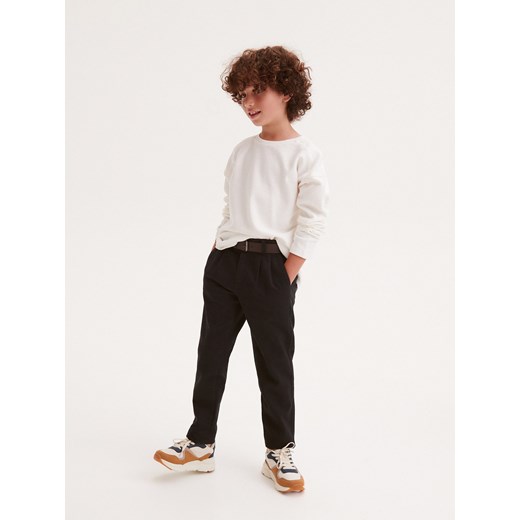 Reserved - Spodnie chino z paskiem - czarny ze sklepu Reserved w kategorii Spodnie chłopięce - zdjęcie 162421734