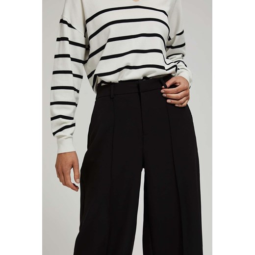 Spodnie w kant z szerokimi nogawkami i średnim stanem czarne ze sklepu Moodo.pl w kategorii Spodnie damskie - zdjęcie 162543691