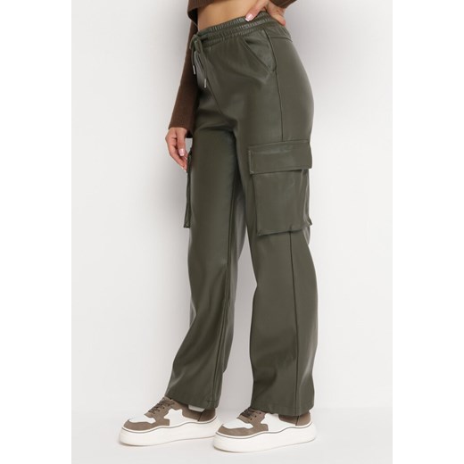 Ciemnozielone Spodnie z Ekoskóry z Kieszniami na Klapy Flemixa ze sklepu Born2be Odzież w kategorii Spodnie damskie - zdjęcie 162725651