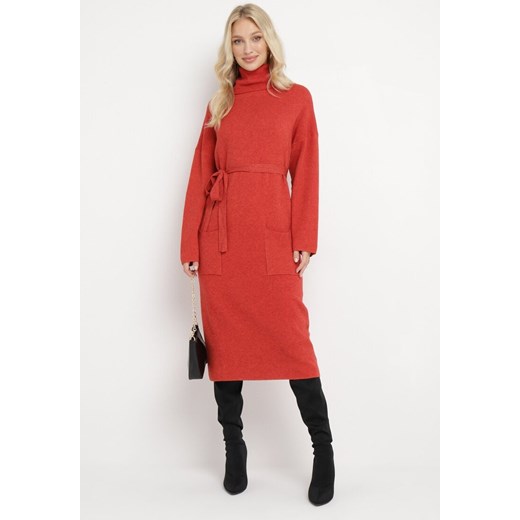 Czerwona Dzianinowa Sukienka z Szerokim Golfem i Materiałowym Paskiem Siriace ze sklepu Born2be Odzież w kategorii Sukienki - zdjęcie 162826624