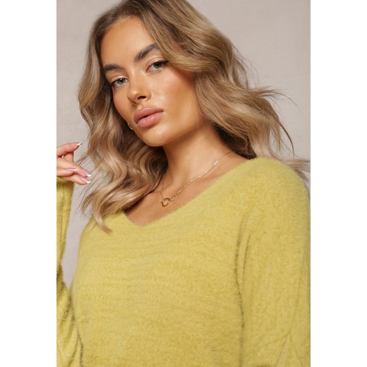 Jasnozielony Sweter z Elastycznego Materiału z Długim Włosiem i Trójkątnym Renee ONE SIZE promocja Renee odzież