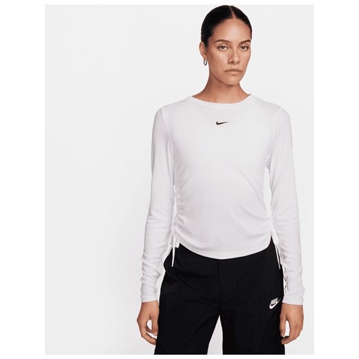 Damska prążkowana koszulka o średniej długości z długim rękawem Nike Sportswear Essential - Biel ze sklepu Nike poland w kategorii Bluzki damskie - zdjęcie 163460140