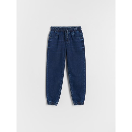 Reserved - Elastyczne jeansy jogger - granatowy ze sklepu Reserved w kategorii Spodnie chłopięce - zdjęcie 163470431