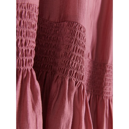 Sukienka różowa Reserved z długim rękawem casual z dekoltem w serek z wiskozy 