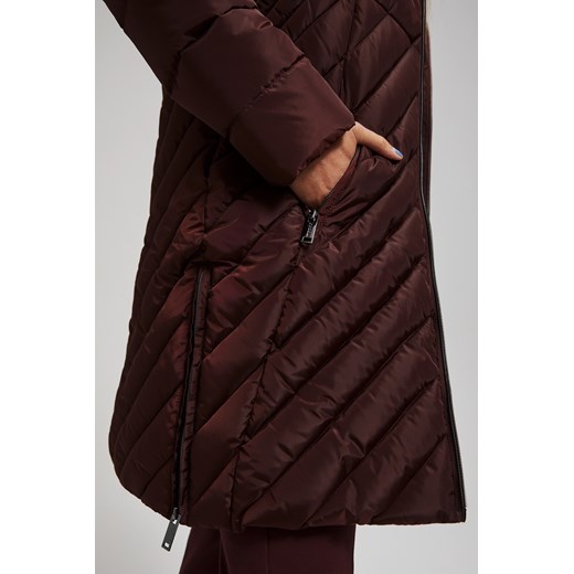 Długa pikowana kurtka z kapturem brązowa ze sklepu Moodo.pl w kategorii Kurtki damskie - zdjęcie 163562494