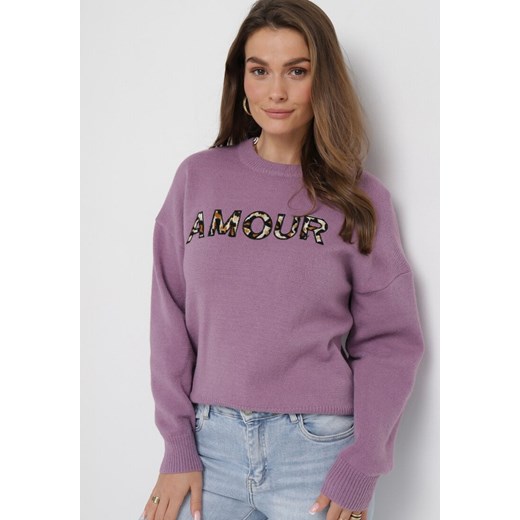 Fioletowy Sweter z Napisem Amour i Okrągłym Dekoltem Satrise ze sklepu Born2be Odzież w kategorii Swetry damskie - zdjęcie 163569861