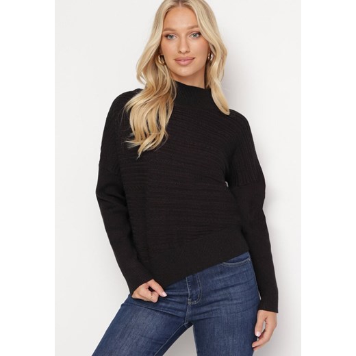 Czarny Sweter z Wełną o Asymetrycznym Fasonie z Tłoczeniem Sarositte ze sklepu Born2be Odzież w kategorii Swetry damskie - zdjęcie 163570472
