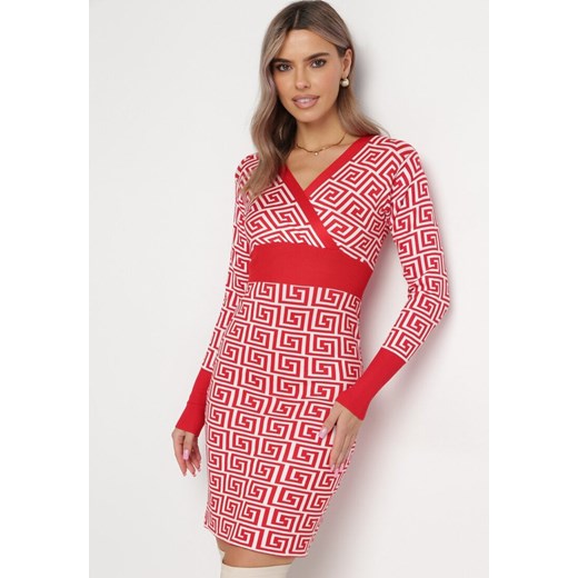 Czerwona Sweterkowa Dopasowana Sukienka Mini w Geometryczny Wzór z Kopertowym Dekoltem Mustella ze sklepu Born2be Odzież w kategorii Sukienki - zdjęcie 163588153