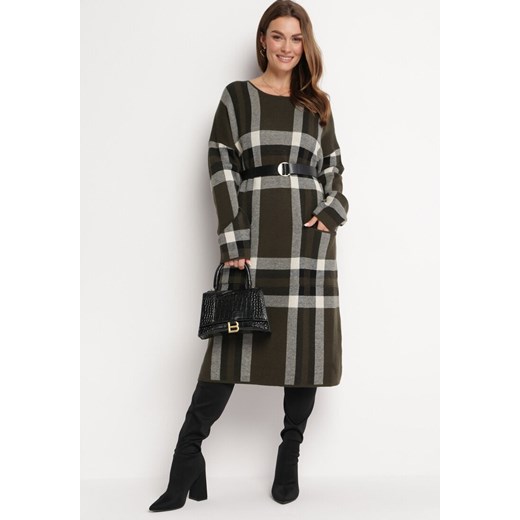 Ciemnozielona Sukienka Sweterkowa Ozdobiona Wzorem w Szeroką Kratę Arifima L okazyjna cena Born2be Odzież