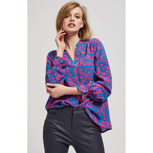Wzorzysta koszula z dekoltem w serek 4210, Kolor niebiesko-różowy, Rozmiar XS, Moodo ze sklepu Primodo w kategorii Koszule damskie - zdjęcie 163658821