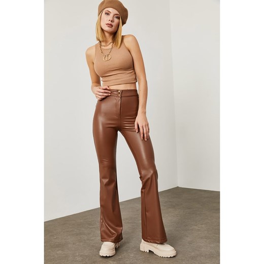 Chezalou Spodnie w kolorze brązowym ze sklepu Limango Polska w kategorii Spodnie damskie - zdjęcie 163703480