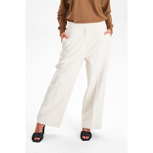 NÜMPH Spodnie &quot;Nuronja&quot; w kolorze kremowym ze sklepu Limango Polska w kategorii Spodnie damskie - zdjęcie 163745322