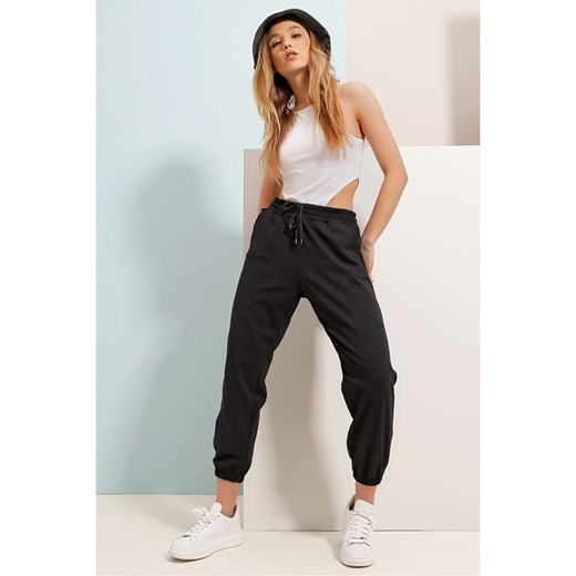 Chezalou Spodnie dresowe w kolorze antracytowym Chezalou XL okazyjna cena Limango Polska