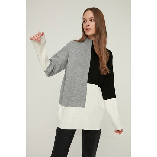 Sweter damski Trendyol z dekoltem v szary jesienny 