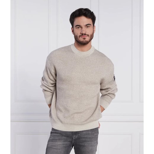 CALVIN KLEIN JEANS Sweter BADGE PLATED | Regular Fit ze sklepu Gomez Fashion Store w kategorii Swetry męskie - zdjęcie 163968154