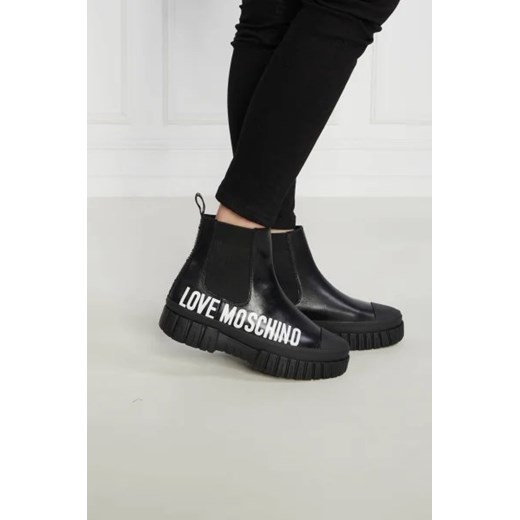 Botki Love Moschino bez zapięcia w nadruki skórzane