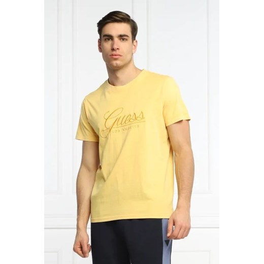 T-shirt męski żółty Guess z napisami