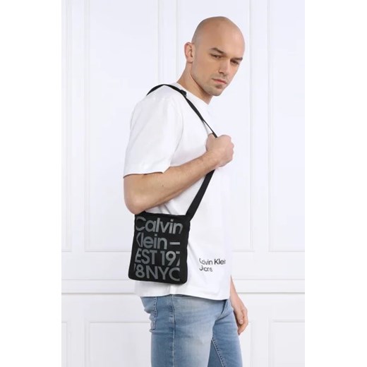 CALVIN KLEIN JEANS Reporterka SPORT ESSENTIALS FLATPACK18 GR OS promocyjna cena Gomez Fashion Store