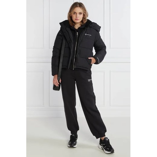 CALVIN KLEIN JEANS Puchowa kurtka MONOLOGO NON DOWN SHORT PUFFER | Regular Fit XS promocja Gomez Fashion Store